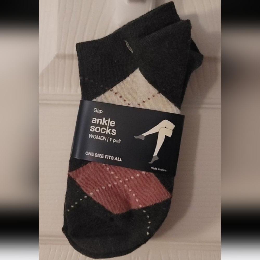 NWT GAP Women's Gray Pink Argyle Ankle Socks One Size Fits All